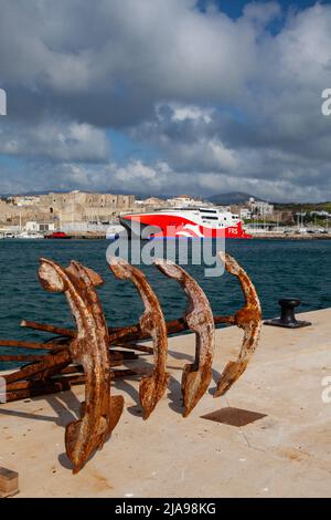 Cordoba, Spagna - Febbraio 6,2022: Red HSC Tarifa Jet nel porto di Tarifa. È un traghetto veloce catamarano di 86 m operato da Förde Reederei Seetouristik Foto Stock