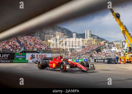 Monte Carlo, Monaco. 28th maggio 2022. Il pilota della Ferrari Carlos Sainz guida durante le qualifiche del Gran Premio di Formula uno di Monaco al Circuit de Monaco di Monte Carlo, Monaco, 28 maggio 2022. Credit: Qian Jun/Xinhua/Alamy Live News Foto Stock