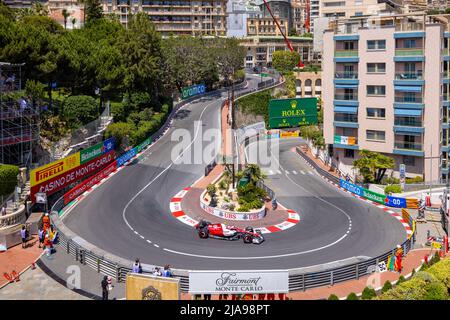 Monte Carlo, Monaco. 28th maggio 2022. Il driver dell'Alfa Romeo Zhou Guanyu compete durante le qualifiche del Gran Premio di Formula uno di Monaco al Circuit de Monaco di Monte Carlo, Monaco, 28 maggio 2022. Credit: Qian Jun/Xinhua/Alamy Live News Foto Stock