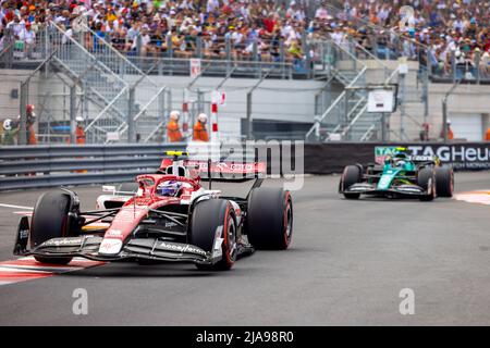 Monte Carlo, Monaco. 28th maggio 2022. Il driver dell'Alfa Romeo Zhou Guanyu (L) compete durante le qualifiche del Gran Premio di Formula uno di Monaco al Circuit de Monaco di Monte Carlo, Monaco, 28 maggio 2022. Credit: Qian Jun/Xinhua/Alamy Live News Foto Stock