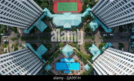 Vista dall'alto dell'edificio residenziale di Jakarta. Vista degli uccelli grattacieli Foto Stock