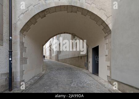 Lussemburgo città, maggio 2022. I passaggi tra le vecchie case del centro della città Foto Stock