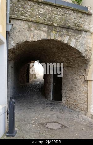 Lussemburgo città, maggio 2022. I passaggi tra le vecchie case del centro della città Foto Stock