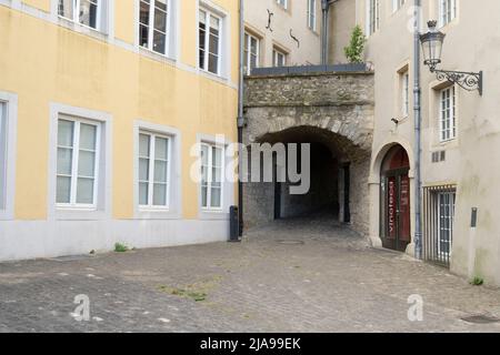 Lussemburgo città, maggio 2022. I passaggi tra le vecchie case del centro della città Foto Stock