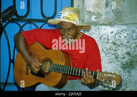 L'uomo vecchio cubano suona la chitarra, la musica di strada a Plaza de la Catedral, l'Avana, Cuba, Caraibi Foto Stock