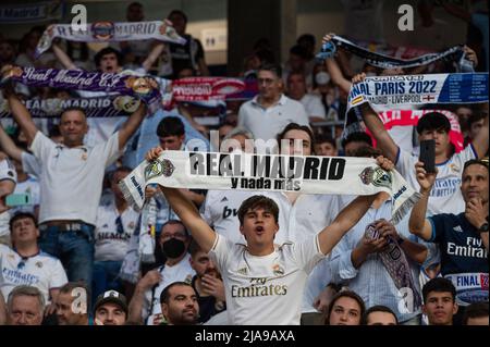 Madrid, Spagna. 29th maggio 2022. I tifosi del Real Madrid guardano dal vivo su grandi schermi la partita finale della UEFA Champions League 2022 tra Liverpool e Real Madrid allo stadio Santiago Bernabeu di Madrid. Real Madrid ha vinto il suo campionato 14th dopo aver battuto Liverpool 1-0 allo Stade de France, nello stadio di Saint-Denis in Francia. Credit: SOPA Images Limited/Alamy Live News Foto Stock