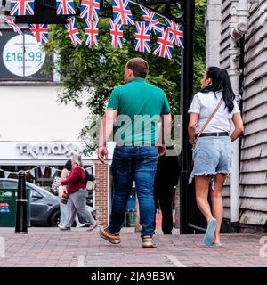Epsom Surrey, Londra UK, maggio 28 2022, coppia Walking Thorugh Market Square con T K Maxx in background Foto Stock
