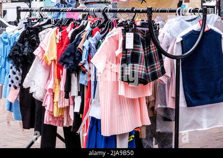 Epsom Surrey, Londra UK, Maggio 28 2022, Moda Abbigliamento Hanging su una ferrovia in Un mercato Traders Stall Foto Stock