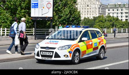 Consegna urgente di sangue NHS in auto Ford bianca con Battenberg segni riflettenti che guidano su luci blu a velocità su Waterloo Bridge London Inghilterra Regno Unito Foto Stock