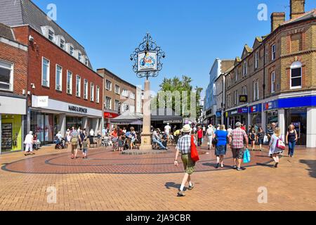 Città di Chelmsford Essex contea città segno con stemma blu cielo estate giorno per la gente shopping in strada pedonale lastricata alta Inghilterra Regno Unito Foto Stock