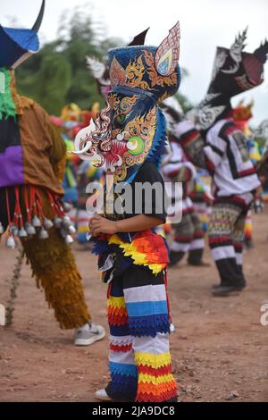 Una maschera horror durante il Phi Ta Khon Ghost Festival a Dan