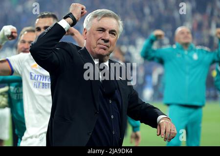 Carlo Ancelotti allenatore Real Madrid festeggia al termine della partita di calcio finale della Champions League 2021/2022 tra Liverpool e Real Madrid a St Foto Stock