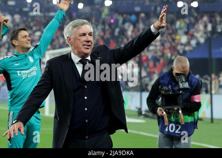 Carlo Ancelotti allenatore Real Madrid festeggia al termine della partita di calcio finale della Champions League 2021/2022 tra Liverpool e Real Madrid a St Foto Stock