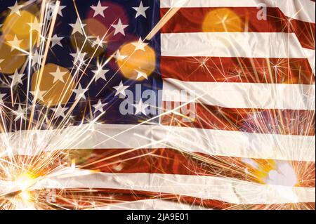 Scintille accese di fronte alla bandiera americana. 4th del concetto di celebrazione di luglio Foto Stock