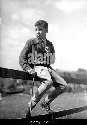 Foto dell'archivio del 25-08-1948 di Lester Piggott. Lester Piggott, il cui Classic Haul includeva nove vittorie Derby, è morto all'età di 86 anni, suo genero William Haggas ha annunciato. Data di emissione: Domenica 29 maggio 2022. Foto Stock