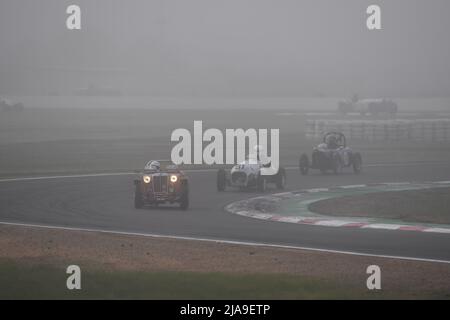 Winton, Australia. 29 maggio 2022. Peter Lubrano's 1949 MG TC Special è in prima posizione, fari che sfavolano, durante un inizio di nebbia alla 'regolarità due' sessione presso lo storico Winton. Lo storico Winton è il più grande e popolare appuntamento di corse automobilistiche dell'Australia. Credit: Karl Phillipson/Optikal/Alamy Live News Foto Stock