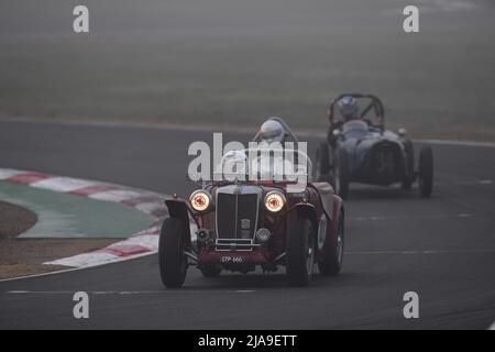 Winton, Australia. 29 maggio 2022. Peter Lubrano's 1949 MG TC Special è in prima posizione, fari che sfavolano, durante un inizio di nebbia alla 'regolarità due' sessione presso lo storico Winton. Lo storico Winton è il più grande e popolare appuntamento di corse automobilistiche dell'Australia. Credit: Karl Phillipson/Optikal/Alamy Live News Foto Stock