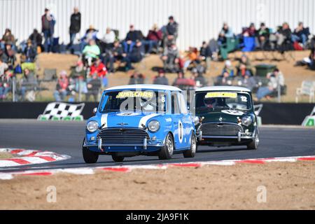 Winton, Australia. 29 maggio 2022. New South Welshman Adam Bressington nel ciano 1964 Mini Cooper S alla storica Winton. Lo storico Winton è il più grande e popolare appuntamento di corse automobilistiche dell'Australia. Credit: Karl Phillipson/Optikal/Alamy Live News Foto Stock