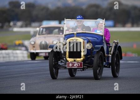 Winton, Australia. 29 maggio 2022. Un Austin 7 visita il circuito automobilistico di Winton per i giri storici della parata dei veicoli presso lo storico Winton, il più grande e più popolare appuntamento di corse automobilistiche di tutta la storia dell'Australia. Credit: Karl Phillipson/Optikal/Alamy Live News Foto Stock