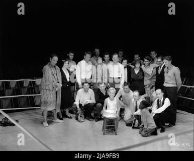 Bambino Star JACKIE COOPER celebra il suo compleanno 9th il 15th 1931 settembre sul set candido con Cast e Crew compreso In piedi 4th a sinistra WALLACE BEERY (nel suo ruolo vincente Oscar) Accanto a EDWARD BROPHY e al direttore DI JACKIE COOPER re VIDOR ROSCOE ATES e JESSE SCOTT durante le riprese di pugilato Scene per IL CHAMP 1931 regista RE STORIA VIDOR Frances Marion Metro Goldwyn Mayer Foto Stock