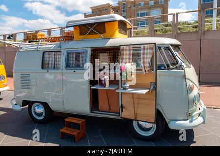 Scheveningen Beach, Paesi Bassi - 22 maggio 2022: VW kombi camper wagen al salone di auto classiche con aria condizionata Foto Stock