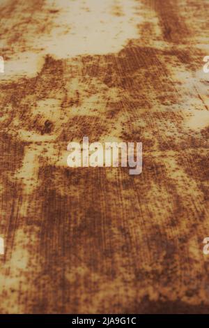 Asse in metallo molto arrugginito in marrone dorato. Foto Stock