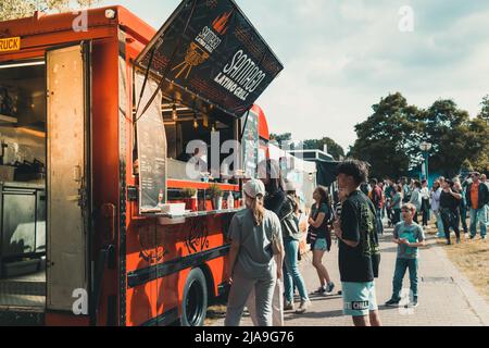 Hockenheim, Germania - 28 maggio 2022: Street food festival con camion alimentari e persone che ordinano cibo internazionale di strada e di fantasia alimentare Foto Stock