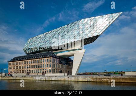 ANVERSA, BELGIO - 27 MAGGIO 2018: Casa dell'autorità portuale (Porthuis) progettata dai famosi architetti Zaha Hadid che è stato il suo ultimo progetto Foto Stock