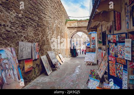 Essaouira (formalmente Mogador), Marocco. La Medina. All'interno delle antiche mura dei bastioni si trovano molte piccole botteghe artigiane. Foto Stock