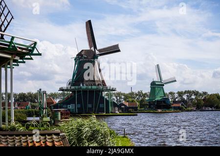 Museo Zaanse Schans, Olanda del Nord. Mulini a vento funzionanti, attrazione turistica. Foto Stock