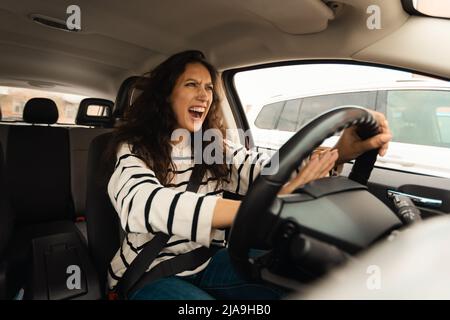 Donna arrabbiata guida auto urla e honking Foto Stock