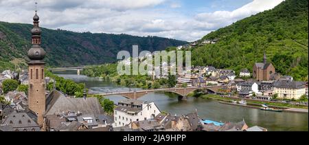 Cochem, Renania-Palatinato, Germania - 21 maggio 2022: Vista sulla città Cochem e il fiume Mosella. Il ponte Skagerrak è un ponte sulla Mosella. Foto Stock