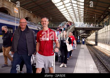 I tifosi di Liverpool lasciano la stazione ferroviaria Gare du Nord a Parigi la mattina dopo che la loro finale della UEFA Champions League ha perso il Real Madrid. Data foto: Domenica 29 maggio 2022. Foto Stock