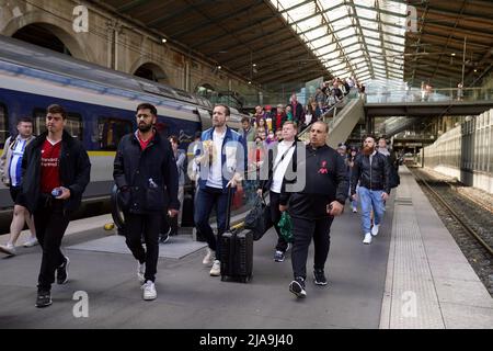 I tifosi di Liverpool lasciano la stazione ferroviaria Gare du Nord a Parigi la mattina dopo che la loro finale della UEFA Champions League ha perso il Real Madrid. Data foto: Domenica 29 maggio 2022. Foto Stock