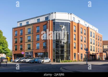 Il Premier Inn hotel nel centro di Basingstoke in una giornata di sole, Inghilterra. Tema - industria alberghiera, tassi di occupazione, industria alberghiera, numeri di ospiti Foto Stock