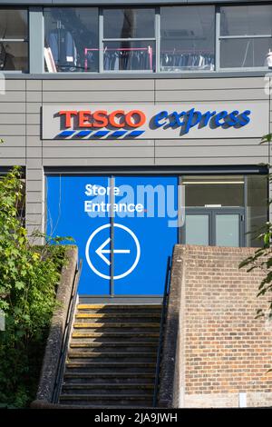 Tesco Express nel centro di Basingstoke, Inghilterra. Concetto - Gran supermercato britannico a quattro catene, minimarket, inflazione alimentare, aumento dei prezzi dei prodotti alimentari Foto Stock