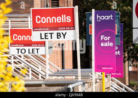 L'agente immobiliare del Regno Unito firma mostrando le proprietà per la vendita e per lasciare. Concetto - crollo del mercato immobiliare, prezzo medio della casa nel regno unito, mercato immobiliare, prezzi in aumento Foto Stock