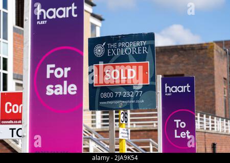 L'agente immobiliare del Regno Unito firma mostrando le proprietà per la vendita e per lasciare. Concetto - crollo del mercato immobiliare, prezzo medio della casa nel regno unito, mercato immobiliare, prezzi in calo Foto Stock