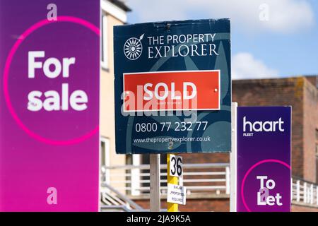 L'agente immobiliare del Regno Unito firma mostrando le proprietà per la vendita e per lasciare. Concetto - crollo del mercato immobiliare, prezzo medio della casa nel regno unito, mercato immobiliare, prezzi in aumento Foto Stock