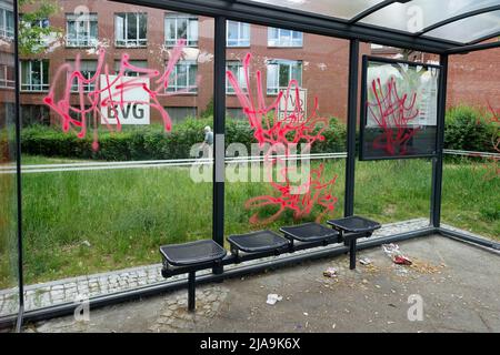 Stazione degli autobus spruzzata di vernice rossa Foto Stock