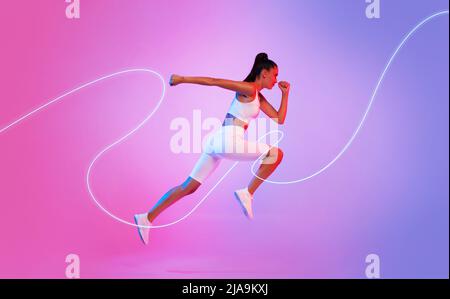 Donna Runner con Neon Light Line in funzione a mezz'aria, Studio Foto Stock