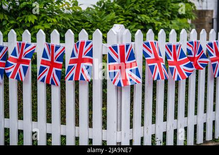 29 maggio 2022: Union Jack Bunting sul recinto bianco del picket, Londra Foto Stock