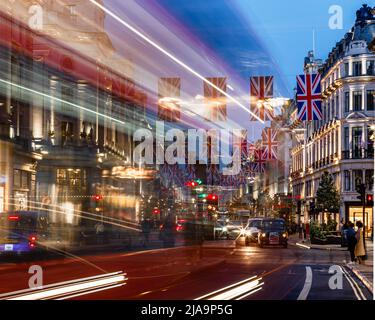 Il traffico su Regent Street passa mentre sua Maestà il Giubileo del platino della Regina in 2022 decorazioni e preparativi continuano. Foto Stock