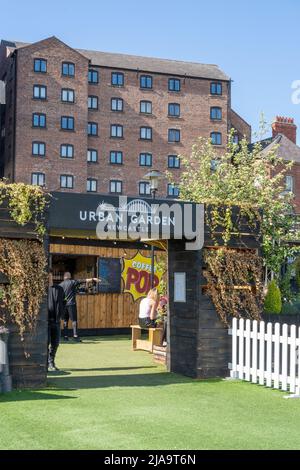 Bar e caffetteria all'aperto Urban Garden sul Quayside a Newcastle upon Tyne, Regno Unito. Foto Stock