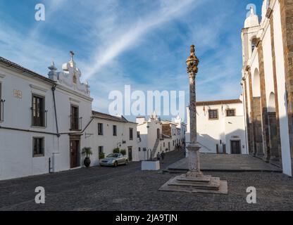 Il saccheggio alla piazza principale nel villaggio di Monsaraz, Alentejo, Portogallo. Foto Stock