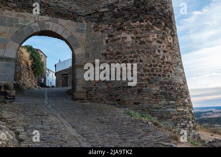 Una delle porte nel villaggio fortificato di Monsaraz, Alentejo, Portogallo, visto dall'esterno. Foto Stock