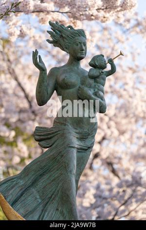 Statua di una preghiera per la Pace, madre e bambino dello scultore Katsuzo Entsuba, Peace Memorial Park, Hiroshima City, Honshu Occidentale, Giappone Foto Stock