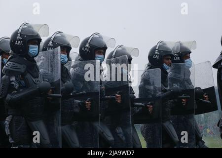 Kathmandu, Nepal. 29th maggio 2022. Il 29 maggio 2022 a Kathmandu, Nepal. I membri della squadra di polizia nepalese partecipano alla sfilata durante la celebrazione della Giornata della Repubblica del 15th al Padiglione dell'Esercito. (Foto di Abhishek Maharjan/Sipa USA) Credit: Sipa USA/Alamy Live News Foto Stock