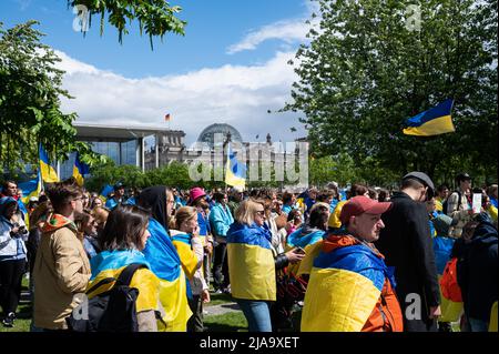 28.05.2022, Berlino, Germania, Europa - raduno pro UE con ucraini, rifugiati, attivisti e sostenitori di fronte alla Cancelleria tedesca. Foto Stock