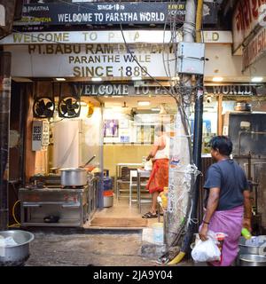 Vecchia Delhi, India – 15 aprile 2022 - Ritratto di negozianti o venditori di strada nel mercato Chandni Chowk di Delhi, Old Delhi Street Photography Foto Stock